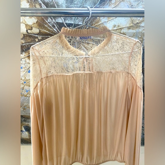 ❌❌SOLD❌❌ZARA BLOUSE WITH LACE AND FRONT TIE DETAILING. - Picture 2 of 6